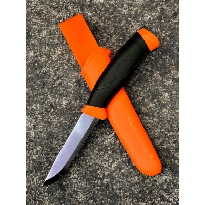 Нож Morakniv Companion F серрейтор, нержавеющая сталь, прорезиненная рукоять с оранжевыми накладкам